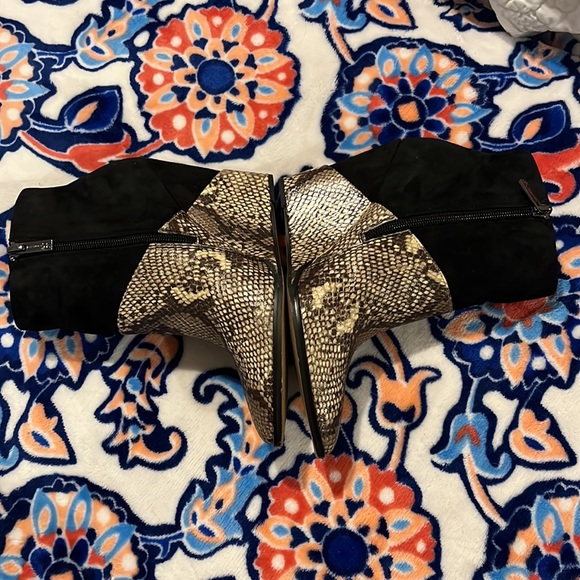 Jessica Simpson Genuine Leather/Suede Snakeskin booties 6.5 - Picture 5 of 9